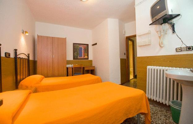 Hostal Lizana Уэска Экстерьер фото
